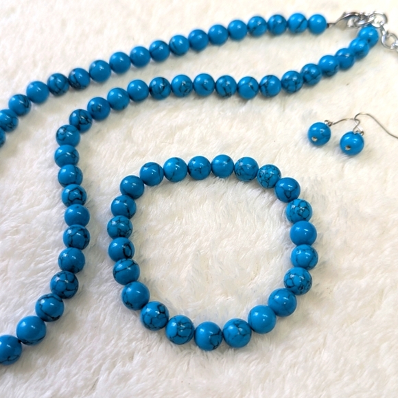 Vintage Blue Howelite Beaded Jewelry Set, Necklace, Bracelet, & Earrings - Picture 7 of 10